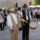 Uno de los grupos participantes en la plaza Negrillón de Boñar antes del desfile. CAMPOS