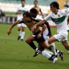 Gaizka Saizar, el mejor de la Ponferradina ayer en el Martínez Valero, pelea por un balón