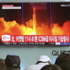 Un hombre pasa en Seúl ante un escaparate con una televisión donde se informa del misil norcoreano.