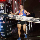 Ganó la tradicional carrera por las escaleras del Empire State Building, al remontar los 1.576 peldaños con un tiempo de 10 minutos y 50 segundos.