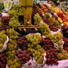 Uvas en el mercado de Santa Caterina, en Barcelona.