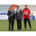José Fernández Nieto y Eduardo Domínguez conversan sobre el césped de El Toralín en presencia del entrenador blanquiazul, José Manuel Díaz.