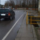 La imagen muestra la estrechez de la acera en el lugar en el que se construirá la pasarela.