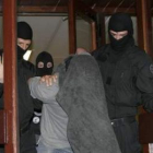 Imagen del traslado de uno de los etarras detenidos el miércoles en Francia.
