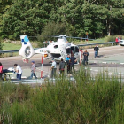 La carretera fue cortada para que el helicóptero aterrizara.