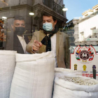 Mañueco y el presidente provincial, Carlos García, en una céntrica tienda de Ávila. RAÚL SANCHIDRIÁN