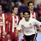 Ayala celebra un tanto del Valencia