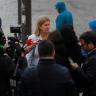 Margarita Torres, rodeada de periodistas. FERNANDO OTERO