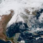 Estados Unidos mientras permanece cubierta por la tormenta invernal.