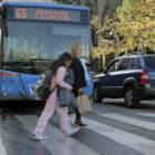 Paso de cebra donde ayer fue atropellada una niña por un autobús de la EMT.