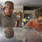Una alumna del grado de Biotecnología realiza una práctica ante la atenta mirada de su profesor, en la facultad de Biología.