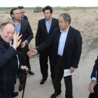 Sheldon Adelson (izquierda) gesticula durante una visita a los terrenos de Alcorcón donde debía edificarse el complejo de ocio, en mayo del 2012.