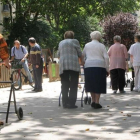 Un grupo de jubilados caminan por paseo de Sant Joan.