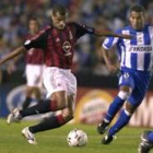 Mauro Silva llega tarde a una de las acciones ofensivas que creó Rivaldo en La Coruña