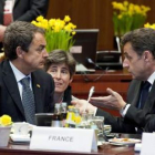 Zapatero conversa con su homólogo francés, Sarkozy, al inicio del Consejo Europeo.