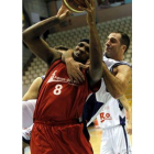 Kahiem Seawright se hace con un rebote ofensivo ante la férrea defensa de los lucenses.