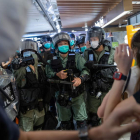 La policía de Hong Kong da orden de desalojo ayer, en una protesta, antes de cargar. JEROME FAVRE