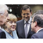 Rajoy, junto a Angela Merkel, Monti (izquierda) y Hollande (derecha), el pasado 23 de mayo en Bruselas, durante la cumbre informal de la UE.