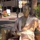 Los artistas Plastic Jesus y Joshua Ginger Monroe instalaron hoy en Hollywood una estatua dorada del productor Harvey Weinstein.