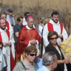 Los frailes, junto al obispo, durante la fiesta del lunes.