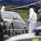 Forenses de la policía norirlandesa trabajan en el lugar donde fue asesinado un agente el lunes por