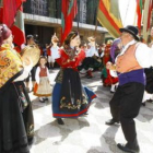 Bailes y pendones en una fusión al pie del Santuario.