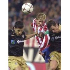 El atlético Fernando Torres golpea de cabeza entre Litos y Valcarce