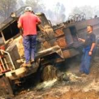 Una imagen del camión de la mancomunidad, calcinado en un incendio en Zacos en junio del 2005