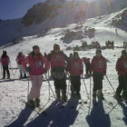 Los alumnos de Quinto de Primaria, en la estación de esquí de San Isidro.