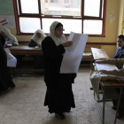Una mujer se dispone a votar en un colegio electoral de El Cairo.