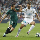 Asensio conduce el balón perseguido por Guardado durante el último Real Madrid-Betis.