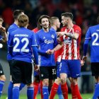 Los jugadores del Atlético, tras lograr el pase para octavos, en Copenhague.