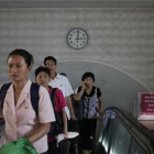 Un reloj cuelga en la pared de una estación de metro en Corea del Norte, donde este viernes se ha comunicado el cambio de huso horario.