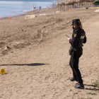 Una patrulla de la Policía Nacional fue la que detuvo a los tres hombres en la playa de Málaga. CARLOS DÍAZ