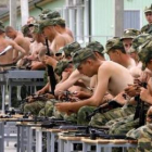 Soldados rusos limpian sus armas en una base militar en la capital de Osetia del Sur.