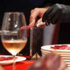 El maridaje de la cecina de León y vino riojano triunfó en Madrid. RAQUEL P. VIECO