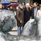 El alcalde; el presidente de Renfe, José Salgueiro, el escultor Amancio González y la concejala de C