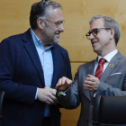 Veganzones junto a Carlos Pollán antes de su intervención. NACHO GALLEGO