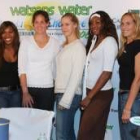 Davenport (tercera por la izquierda) y las hermanas Williams junto al resto de tenistas en Hong Kong