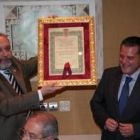 López Ricondo junto al alcalde leonés, en el homenaje