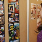 Una mujer lee las viñetas de un cómic en la exposición organizada por la Concejalía.