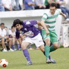 Mateo, a la izquierda, corta el avance del jugador virginiano Charly.