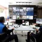 La sala de control de pantallas y transmisiones opera bajo el mando de la Unidad de Policía de Barrio. MARCIANO PÉREZ