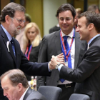 Mariano Rajoy saluda al presidente de Francia, Emmanuel Macron, al inicio del Consejo Europeo, este jueves en Bruselas.