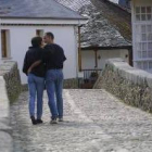 Una pareja de enamorados camina mientras disfruta del paisaje y de su amor