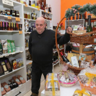 Arriba, el propietario de ‘Esto es la leche’, en su tienda de productos artesanos. Abajo, uno de los productos estrella de esta Navidad, los mantecados Felipe II.