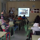 Alumnos del colegio Los Adiles, en Villaobispo, uno de los que ha recibido el sello excelente en TIC.