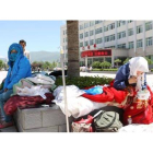 Pacientes evacuados del hospital del condado de Minxian, en la provincia de Gansu, tras el temblor de tierra de este lunes.