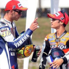 El piloto italiano del equipo Yamaha conversa con el español Dani Pedrosa.