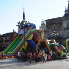 El hinchable colocado en la plaza Mayor, ayer por la tarde. JAVIER SUÁREZ-QUIÑONES